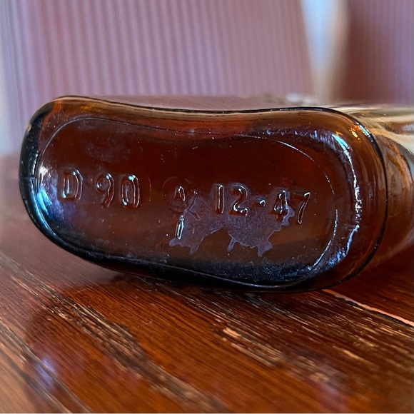 Vintage, embossed amber brown Philadelphia half pint bottle - Picture 4 of 5